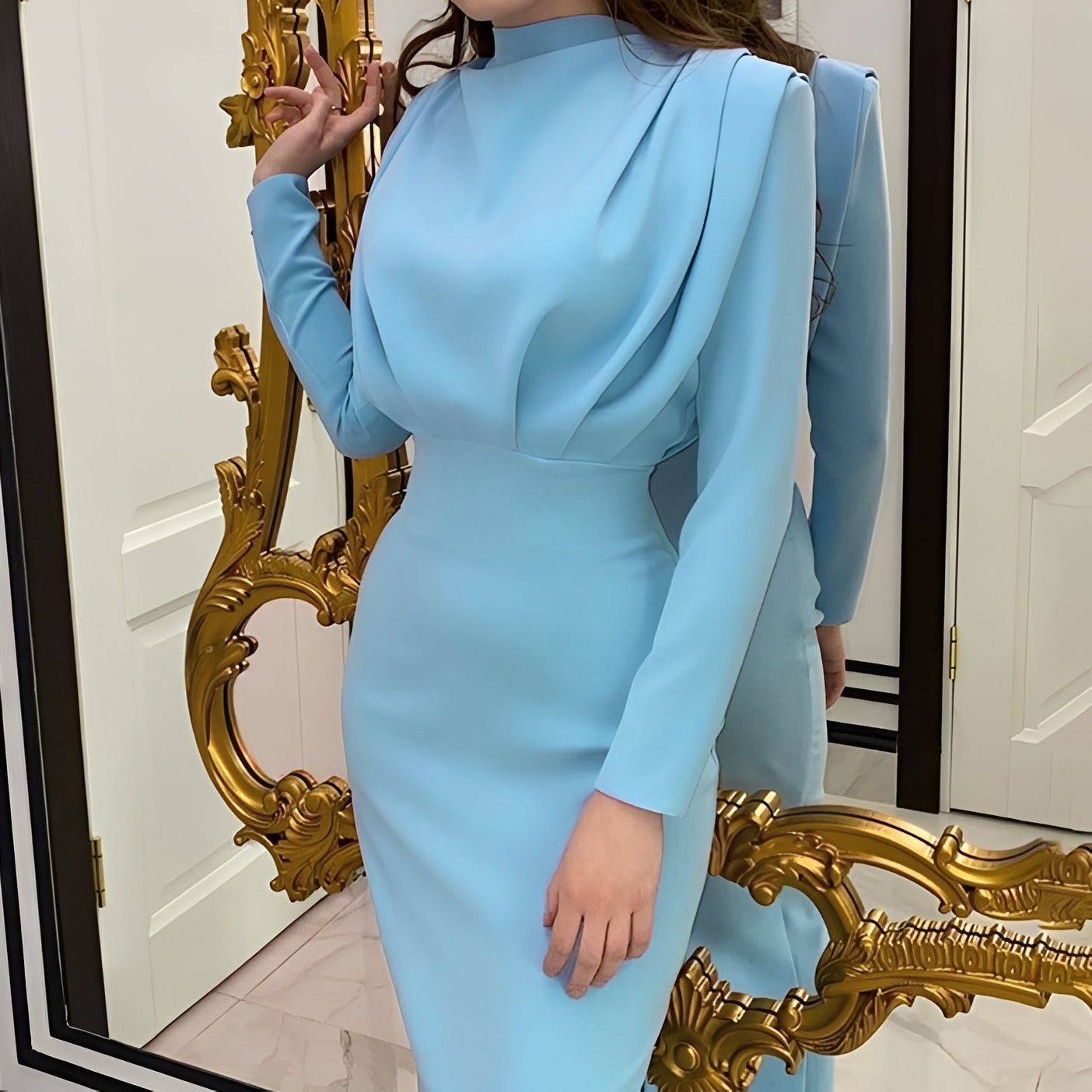 Robe moulante élégante à col haut drapé pour femme
