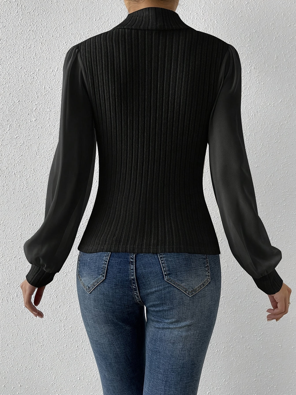 Damen-Rollkragenpullover aus Rippstrick mit kontrastierenden Ärmeln