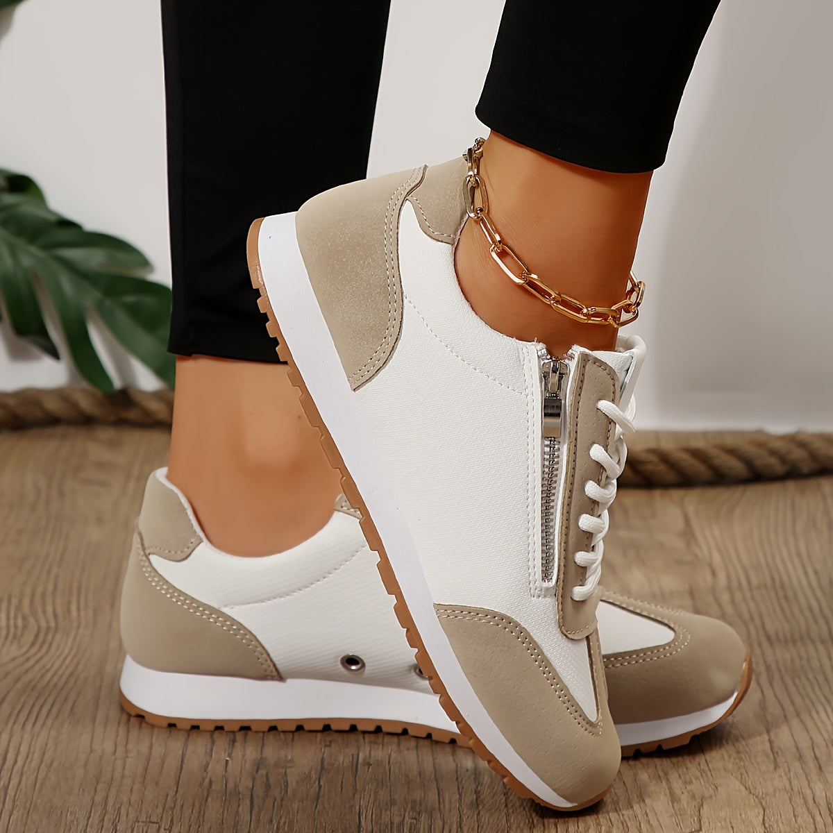 Damen-Sneaker mit kontrastierenden Einsätzen und Schnürung