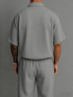 Herren Smart-Casual-Zweiteiler mit Poloshirt und geraden Hosenbeinen