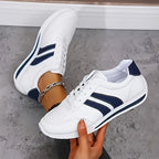 Retro-Sneaker für Damen mit kontrastierenden Schnürsenkeln
