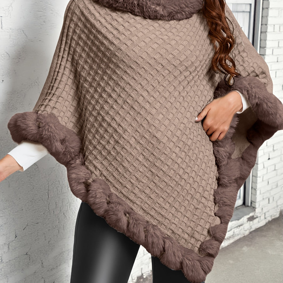 Poncho tricoté pour femme avec bordure en fausse fourrure