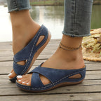 Bequeme Keilsandalen für Damen mit gekreuzten Riemen