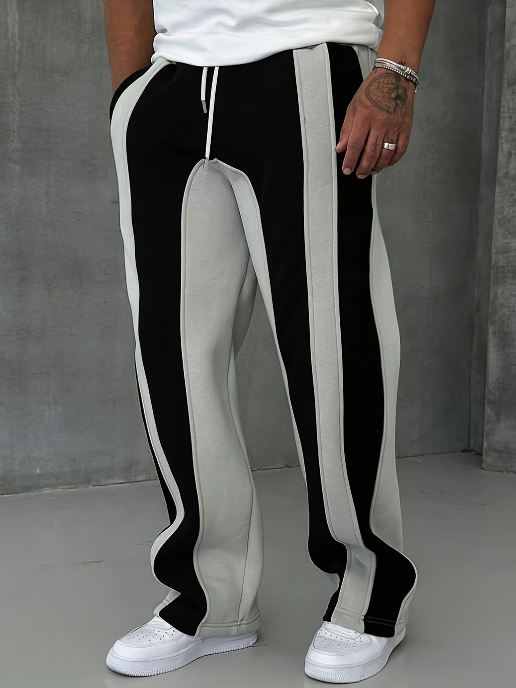 Herren-Sweathose mit Kontrastpaspeln und weitem Bein
