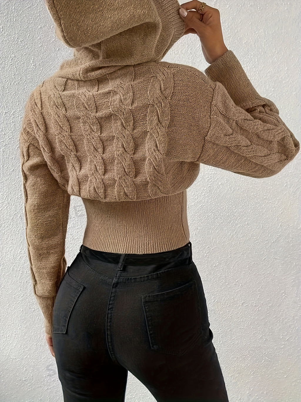 Damestrikket sweater med kabelmønster, hætte og ribkant