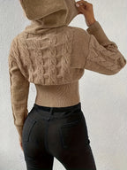 Damestrikket sweater med kabelmønster, hætte og ribkant