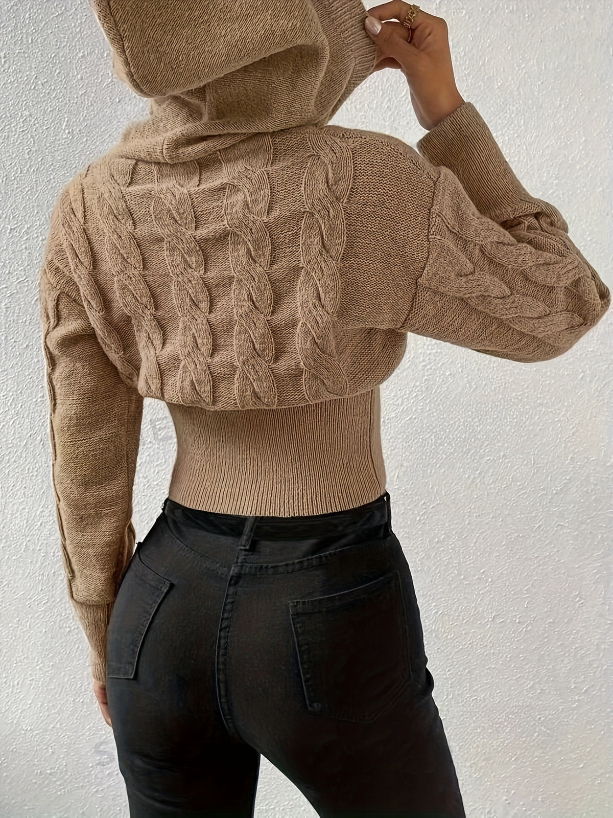 Damestrikket sweater med kabelmønster, hætte og ribkant