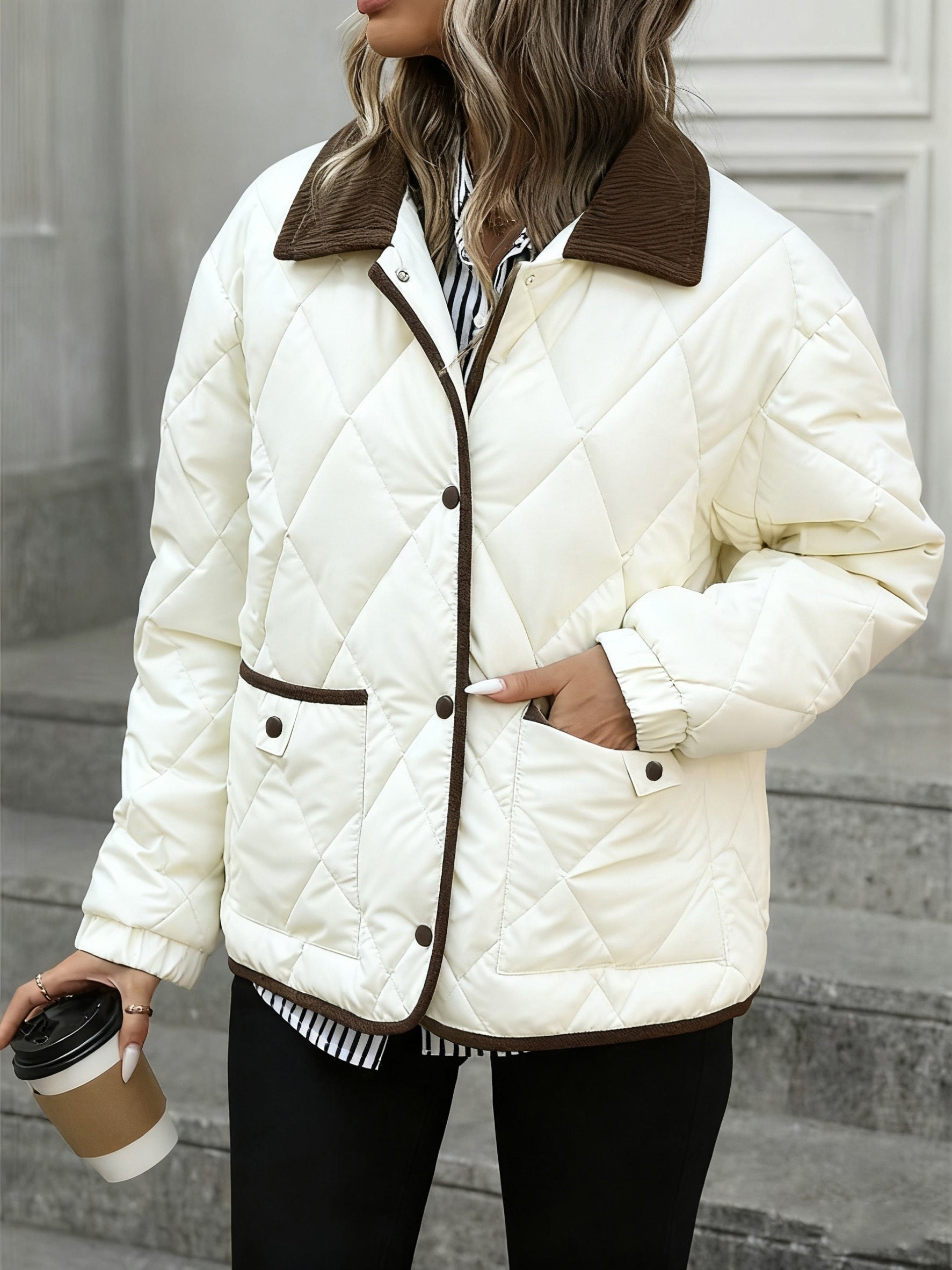 Chaqueta acolchada de rombos para mujer con cuello en contraste