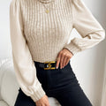 Damen-Rollkragenpullover aus Rippstrick mit kontrastierenden Ärmeln