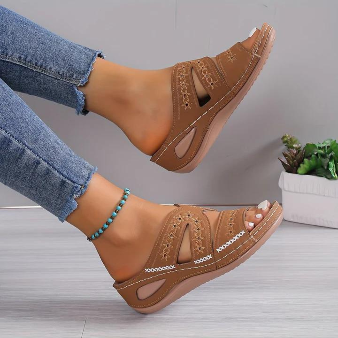 Bequeme Damensandalen für den Sommer mit Cut-Out-Riemendesign und gepolsterter Sohle