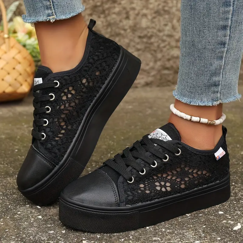 Damskie sneakersy na platformie z kwiatowymi panelami z koronki