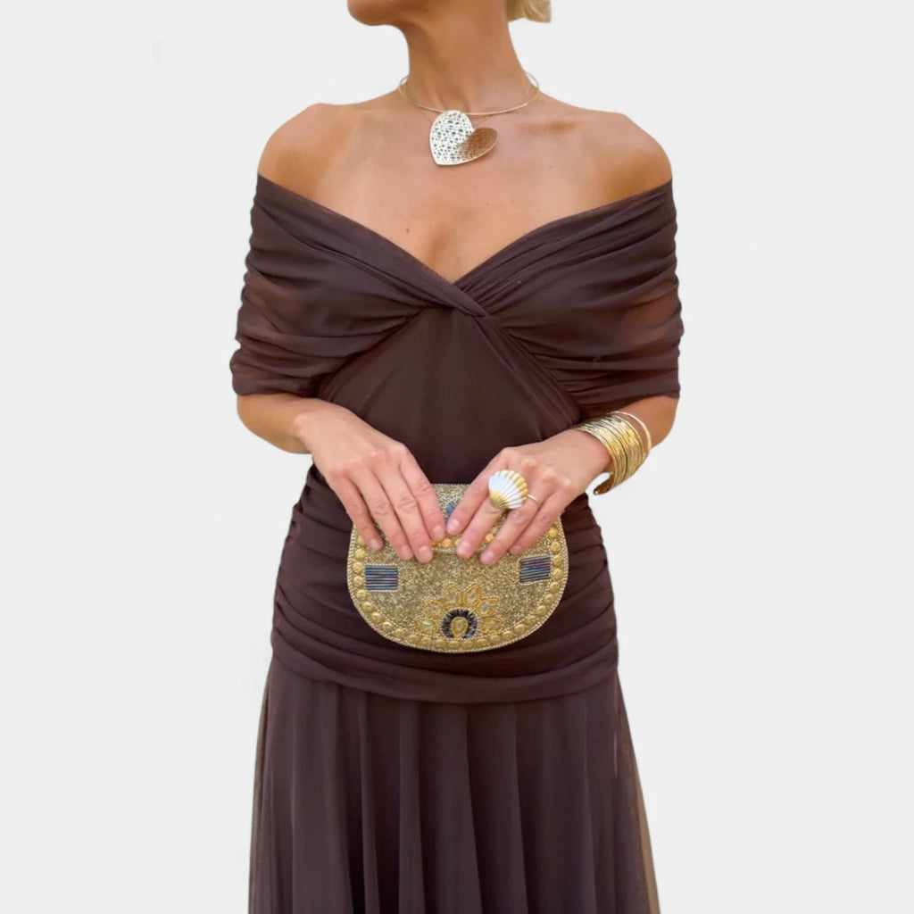 Elegantes schulterfreies Abendkleid für Damen mit drapiertem Schnitt und fließendem Rock