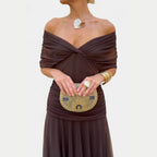 Elegantes schulterfreies Abendkleid für Damen mit drapiertem Schnitt und fließendem Rock