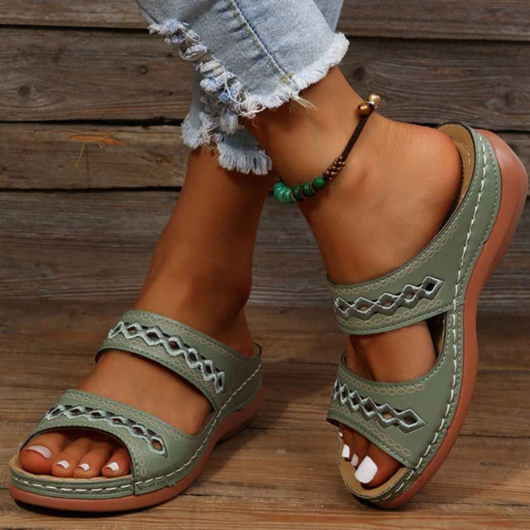 Damen Slip-On Sandalen mit Cut-Out Riemen und stützender Sohle