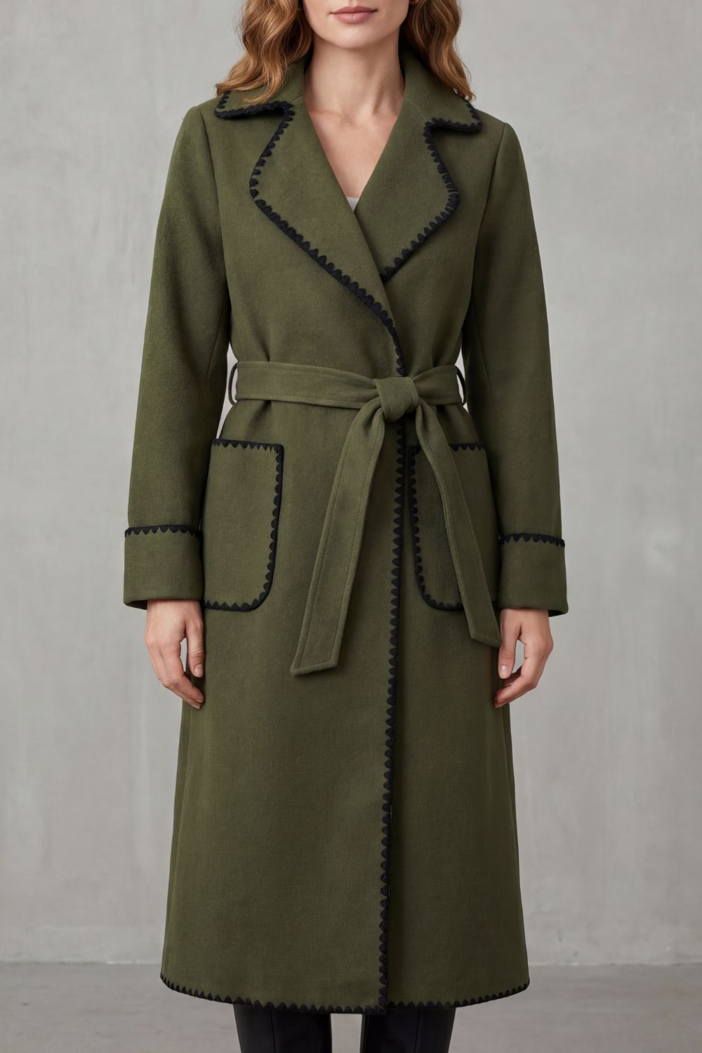 Manteau pour femme ceinturé à bordures contrastantes