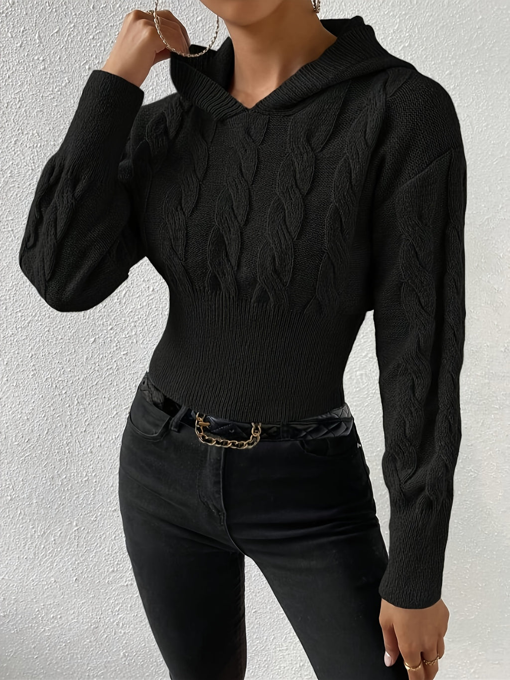 Damestrikket sweater med kabelmønster, hætte og ribkant