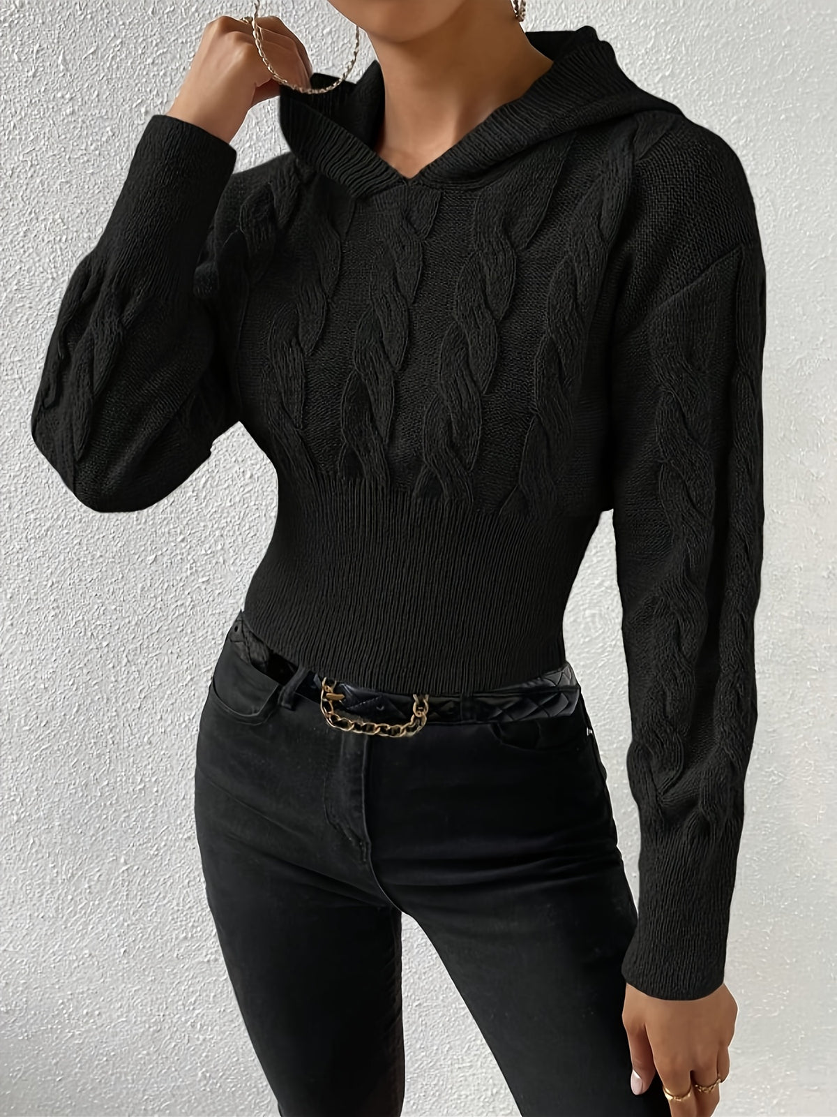 Damestrikket sweater med kabelmønster, hætte og ribkant