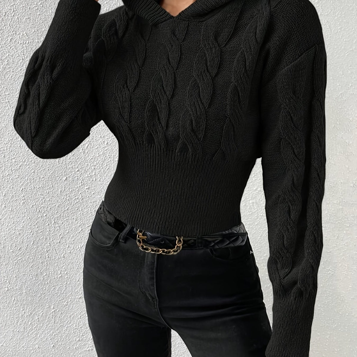 Damestrikket sweater med kabelmønster, hætte og ribkant