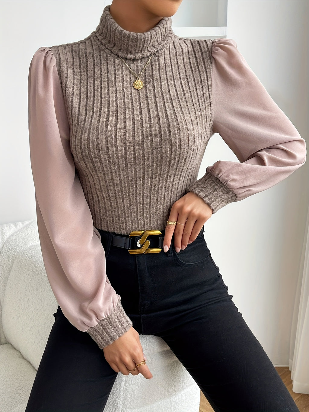 Damen-Rollkragenpullover aus Rippstrick mit kontrastierenden Ärmeln