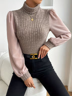 Damen-Rollkragenpullover aus Rippstrick mit kontrastierenden Ärmeln