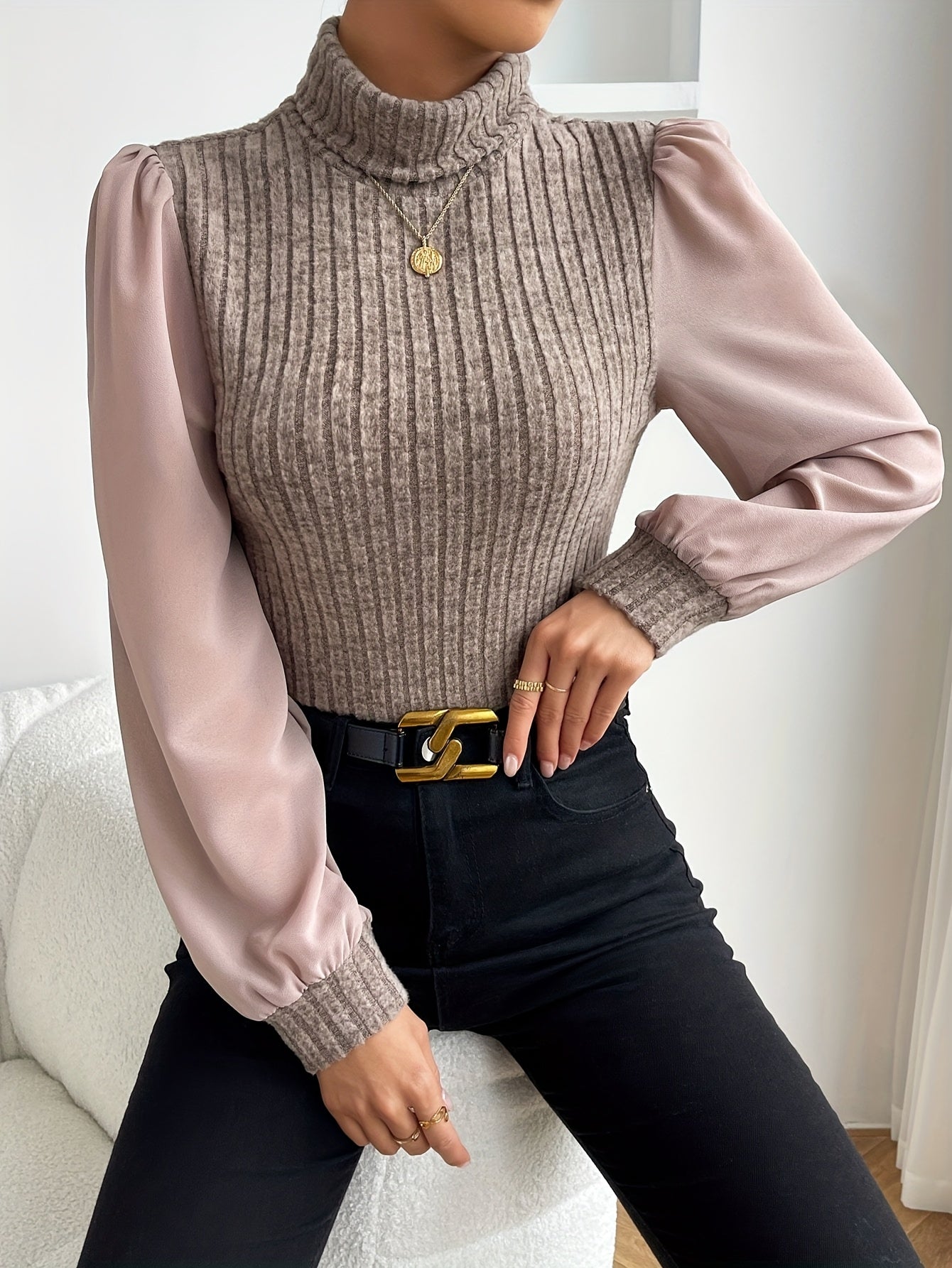 Damen-Rollkragenpullover aus Rippstrick mit kontrastierenden Ärmeln