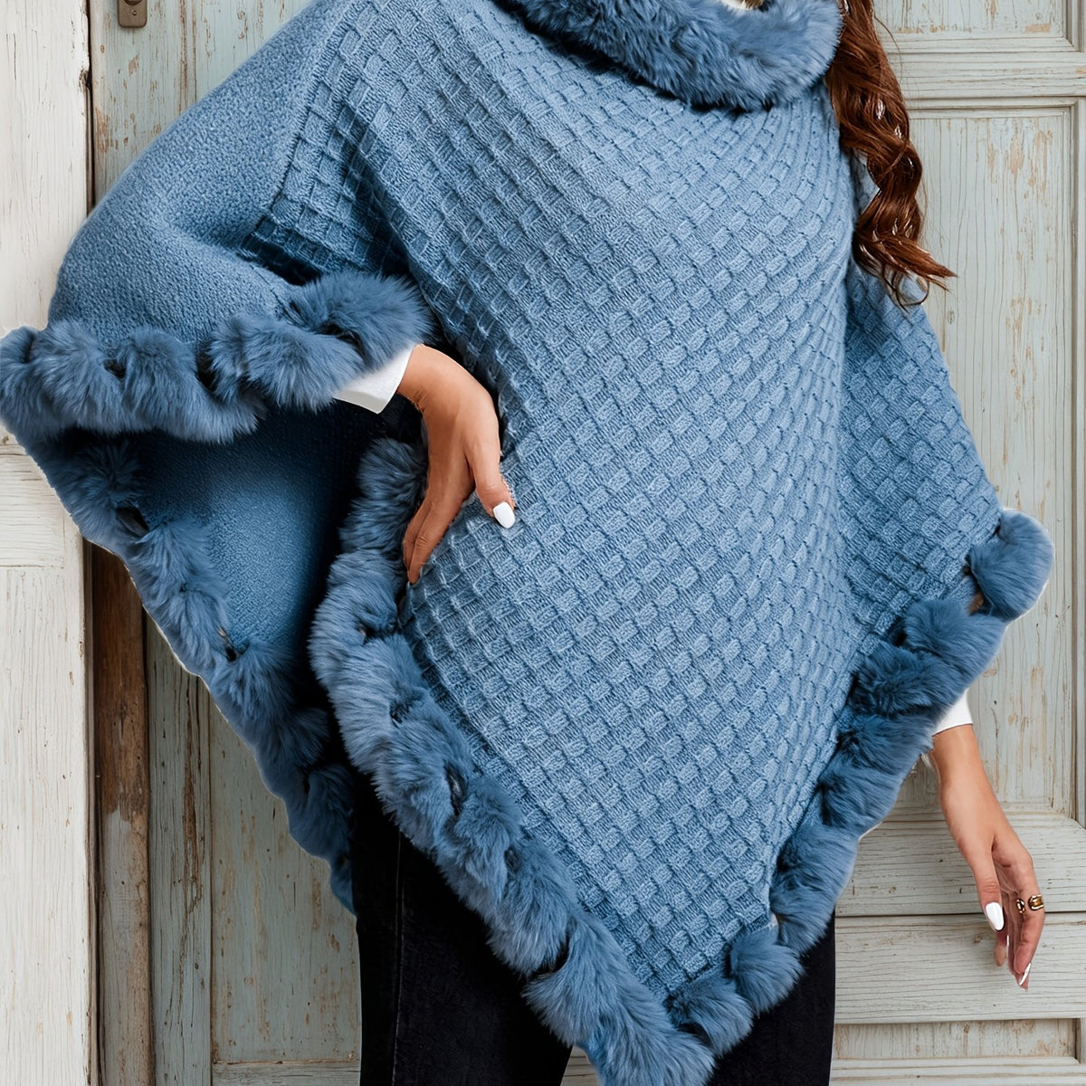 Poncho tricoté pour femme avec bordure en fausse fourrure