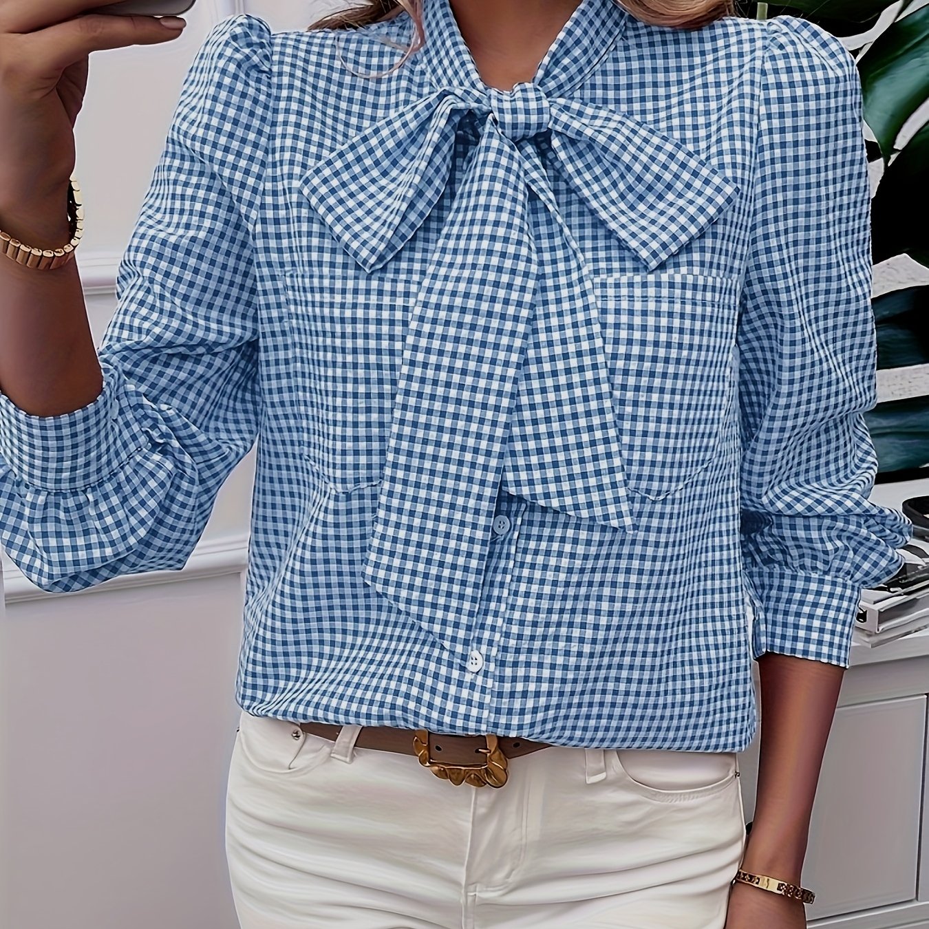 Damernas gingham-blus med rosett i halsen och lång ärm