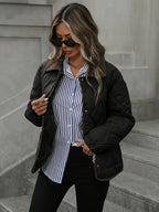 Chaqueta acolchada de rombos para mujer con cuello en contraste