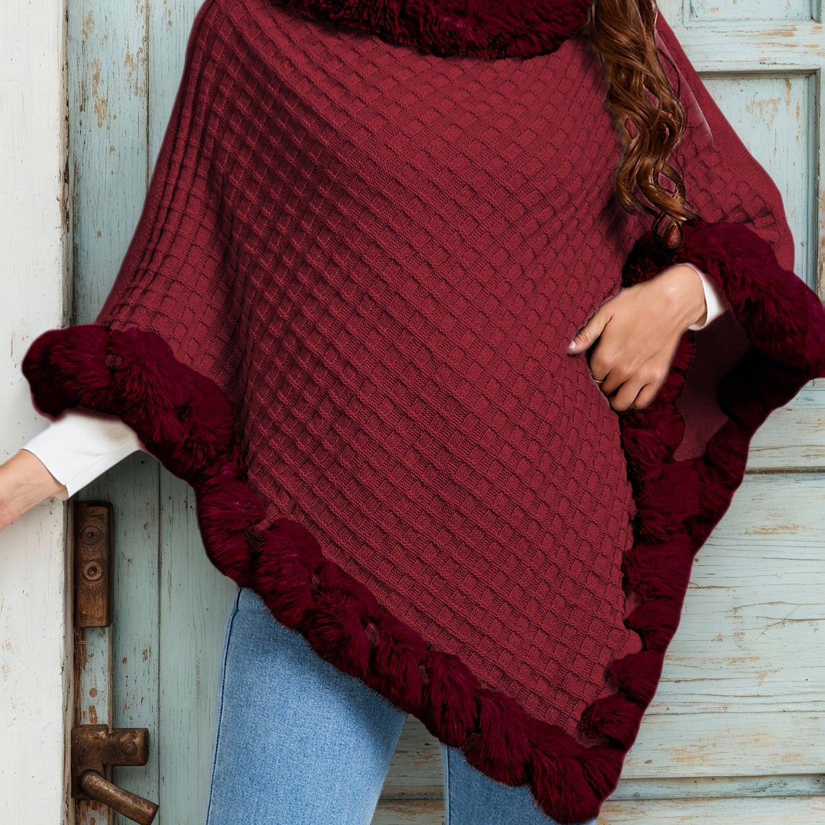 Poncho tricoté pour femme avec bordure en fausse fourrure