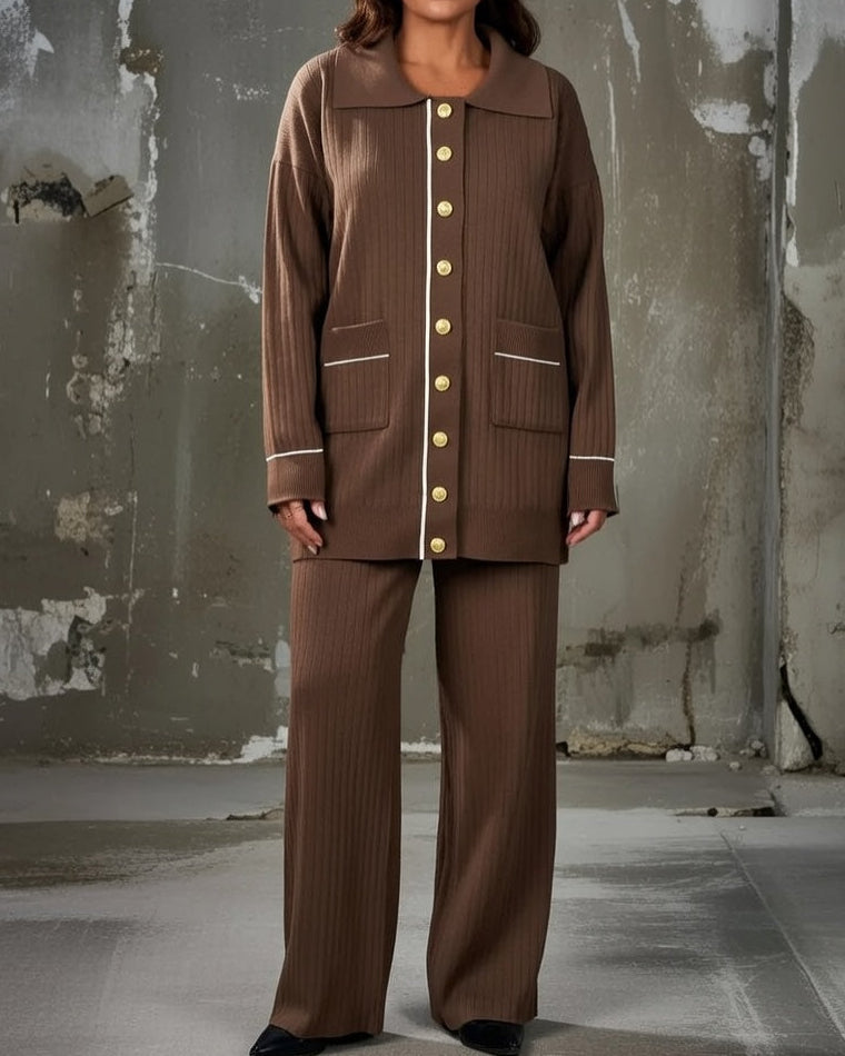 Completo da donna con pantaloni a coste e bottoni sul davanti
