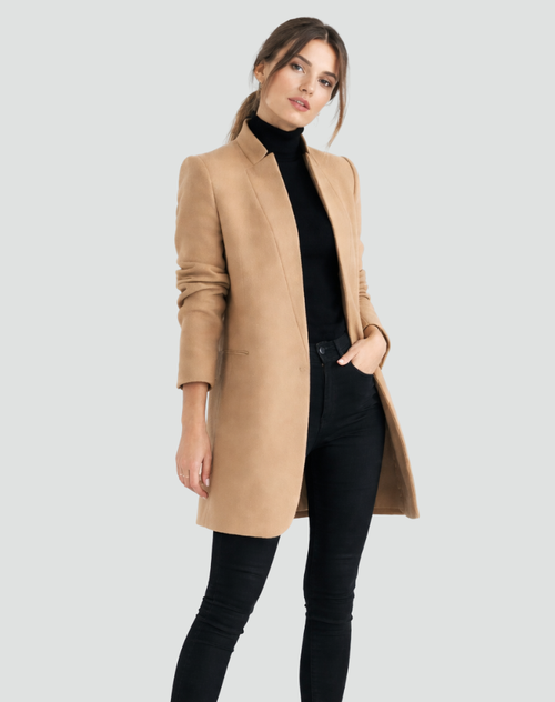 Cappotto sartoriale da donna di media lunghezza con vestibilità elegante e strutturata