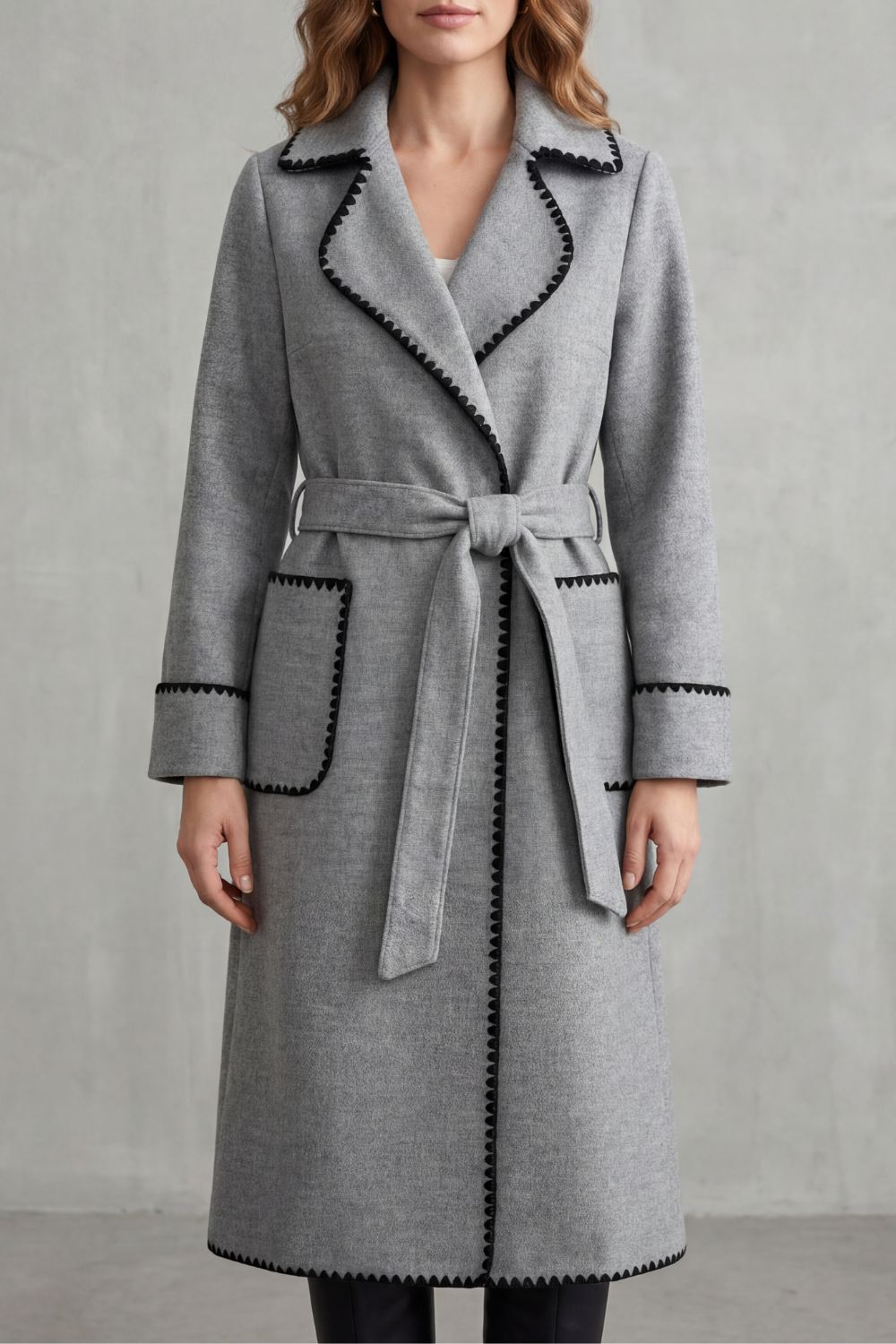 Manteau pour femme ceinturé à bordures contrastantes