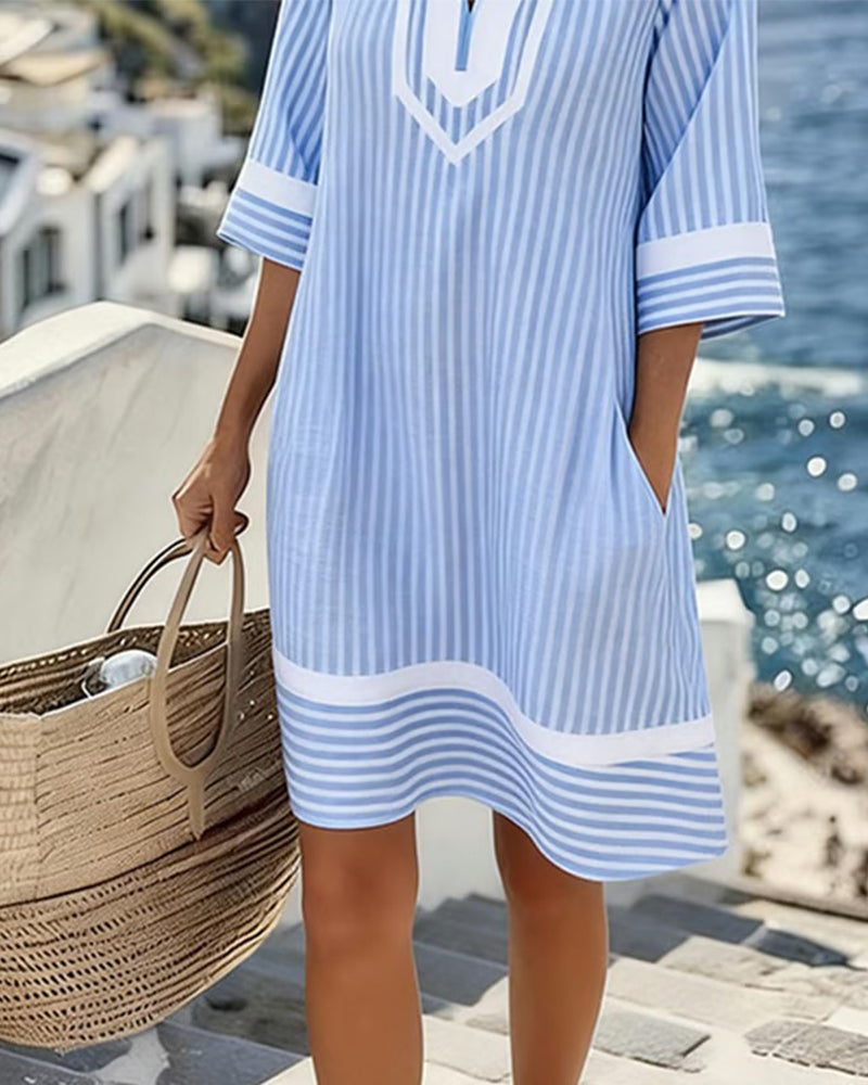 Vestito a tunica da donna a righe con scollo a V