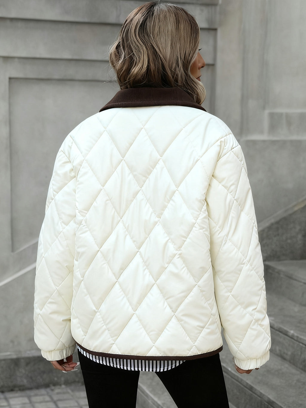 Chaqueta acolchada de rombos para mujer con cuello en contraste