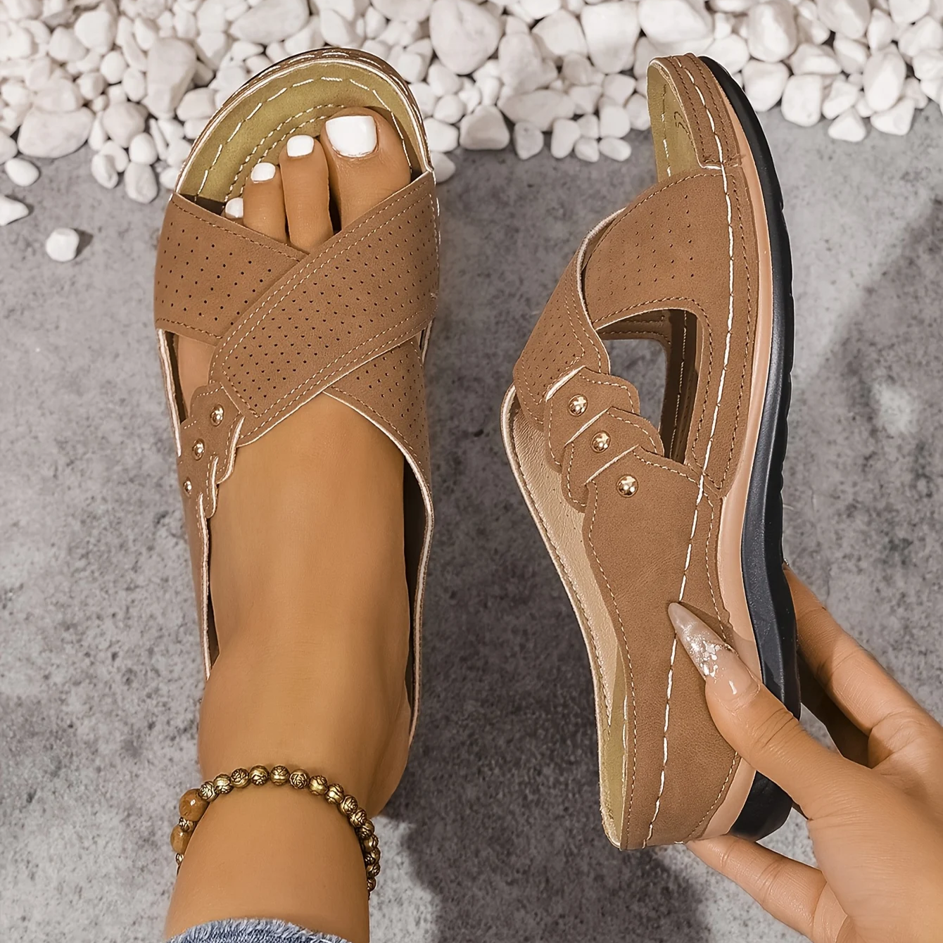 Sandales confortables à enfiler pour femme avec design à brides croisées