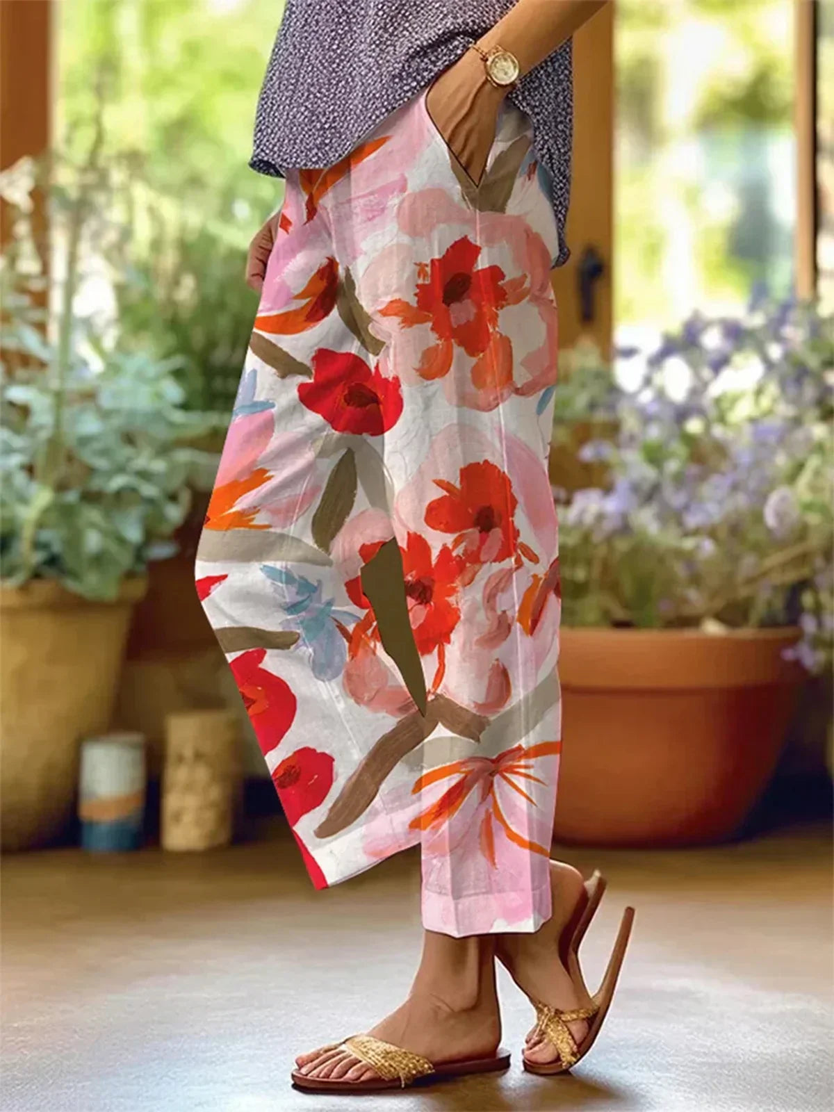 Damenhose in Cropped-Länge mit Blumenmuster, weitem Bein und entspanntem Design