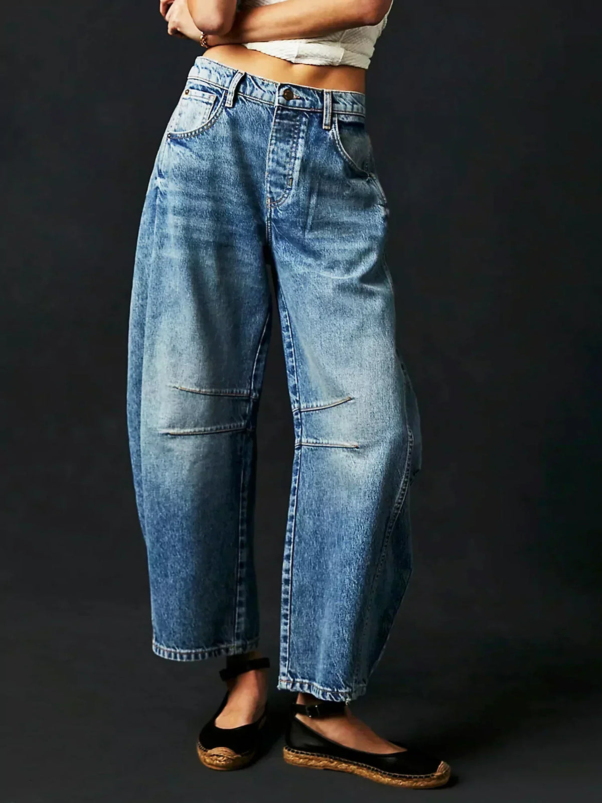 Damenjeans mit Barrel-Leg-Schnitt