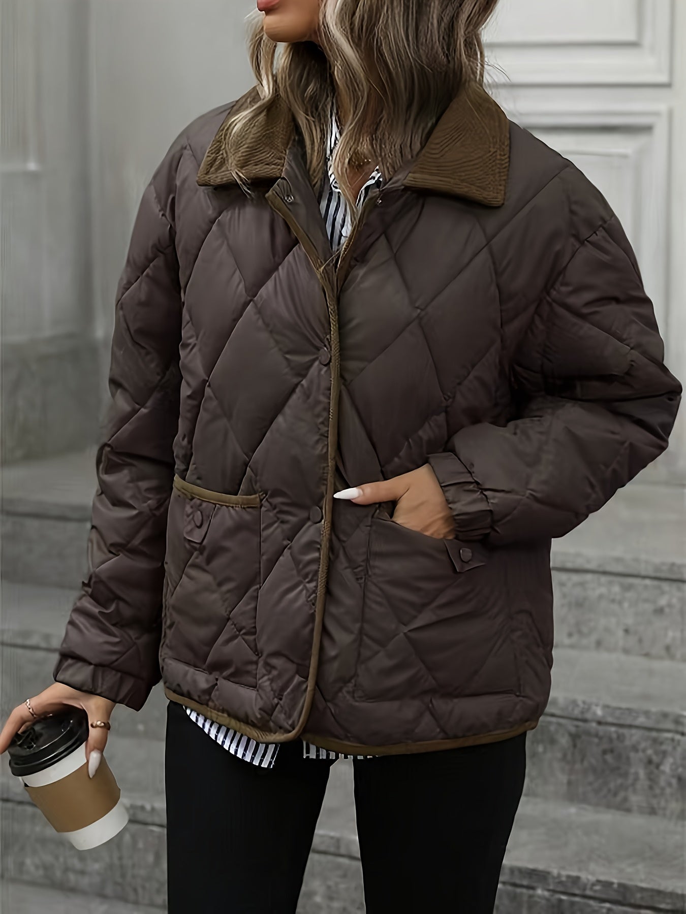 Chaqueta acolchada de rombos para mujer con cuello en contraste