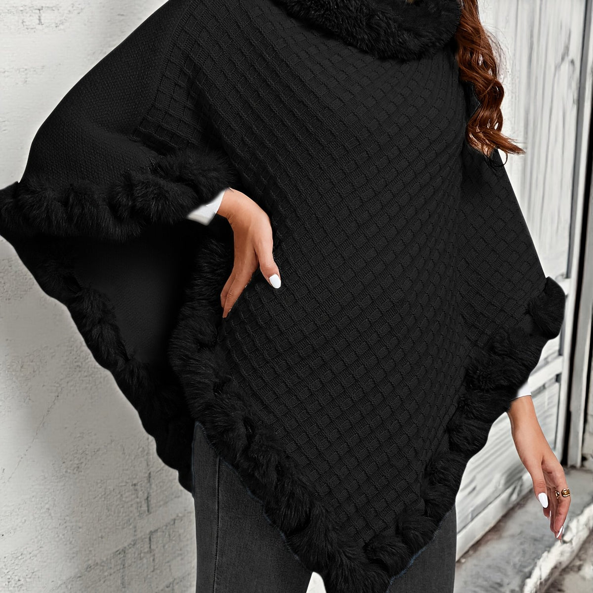 Poncho tricoté pour femme avec bordure en fausse fourrure