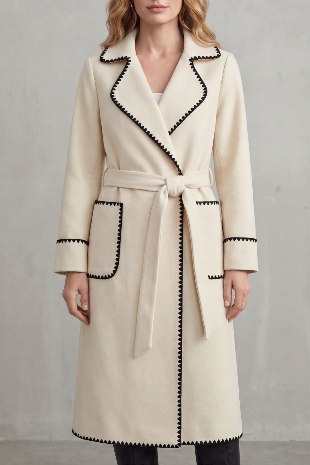 Manteau pour femme ceinturé à bordures contrastantes