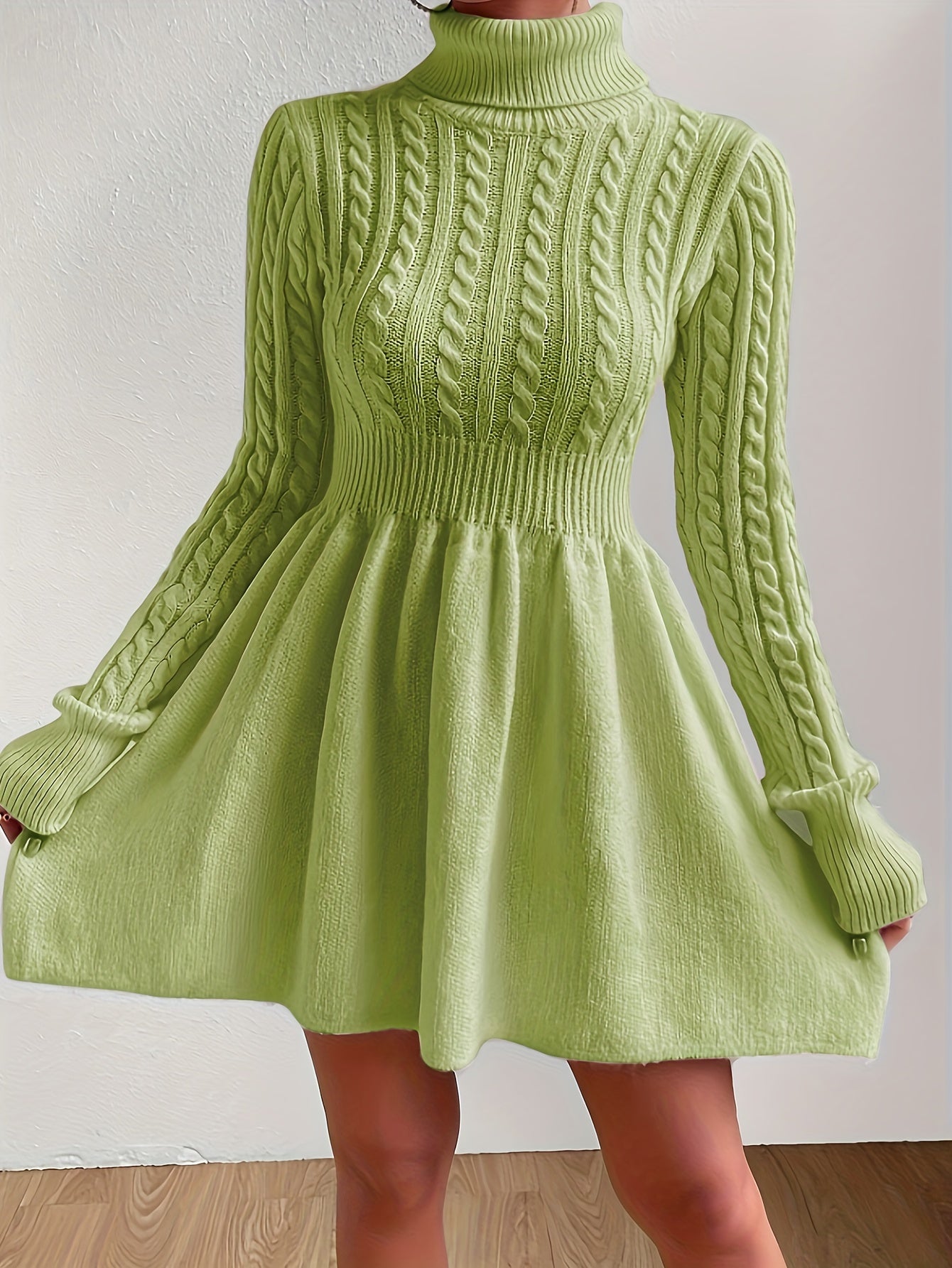 Damenkleid mit Zopfmuster, Rollkragen sowie figurbetontem Oberteil und ausgestelltem Rock