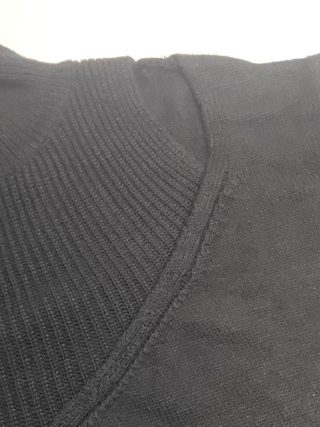 Damenpullover mit Rollkragen und offenen Schultern
