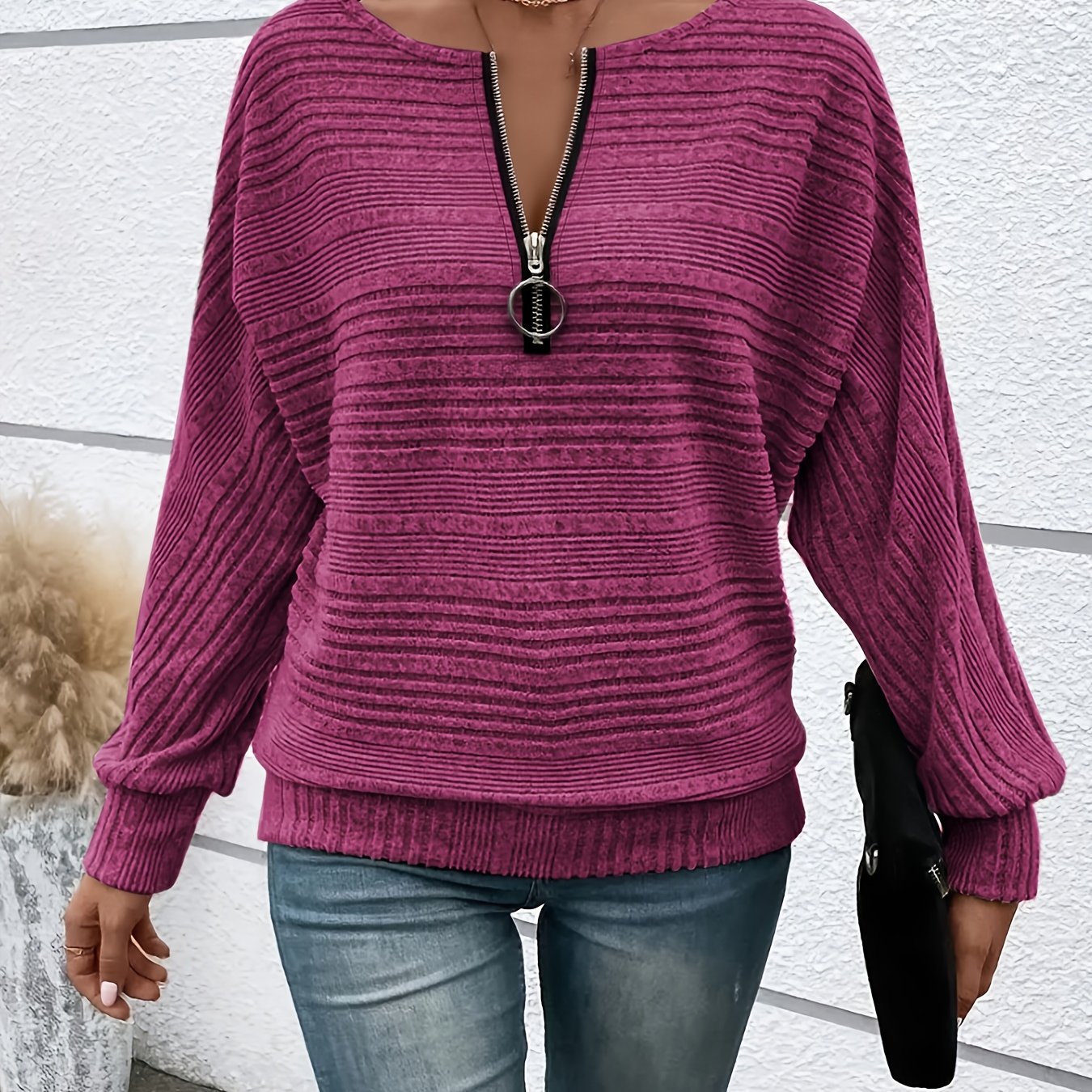 Ribstrikket pullover til kvinder med kvart lynlås