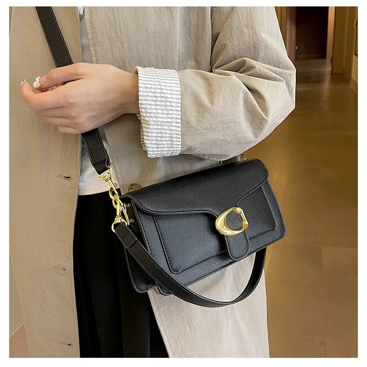 Struktureret crossbody-taske med klap til kvinder