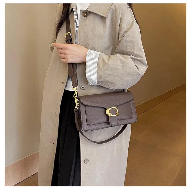 Struktureret crossbody-taske med klap til kvinder