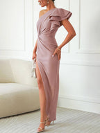 Vestido largo de mujer con un hombro y volantes