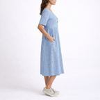 Gestreiftes Midikleid für Damen mit dekorativem Knopfdetail, kurzen Ärmeln und Seitentaschen