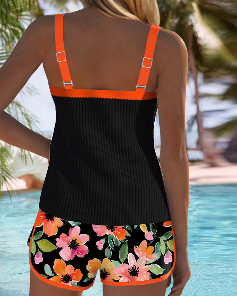Damset med ribbad tankini och blommiga badshorts