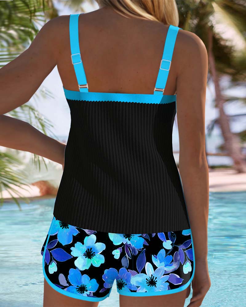 Damset med ribbad tankini och blommiga badshorts