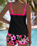 Damset med ribbad tankini och blommiga badshorts